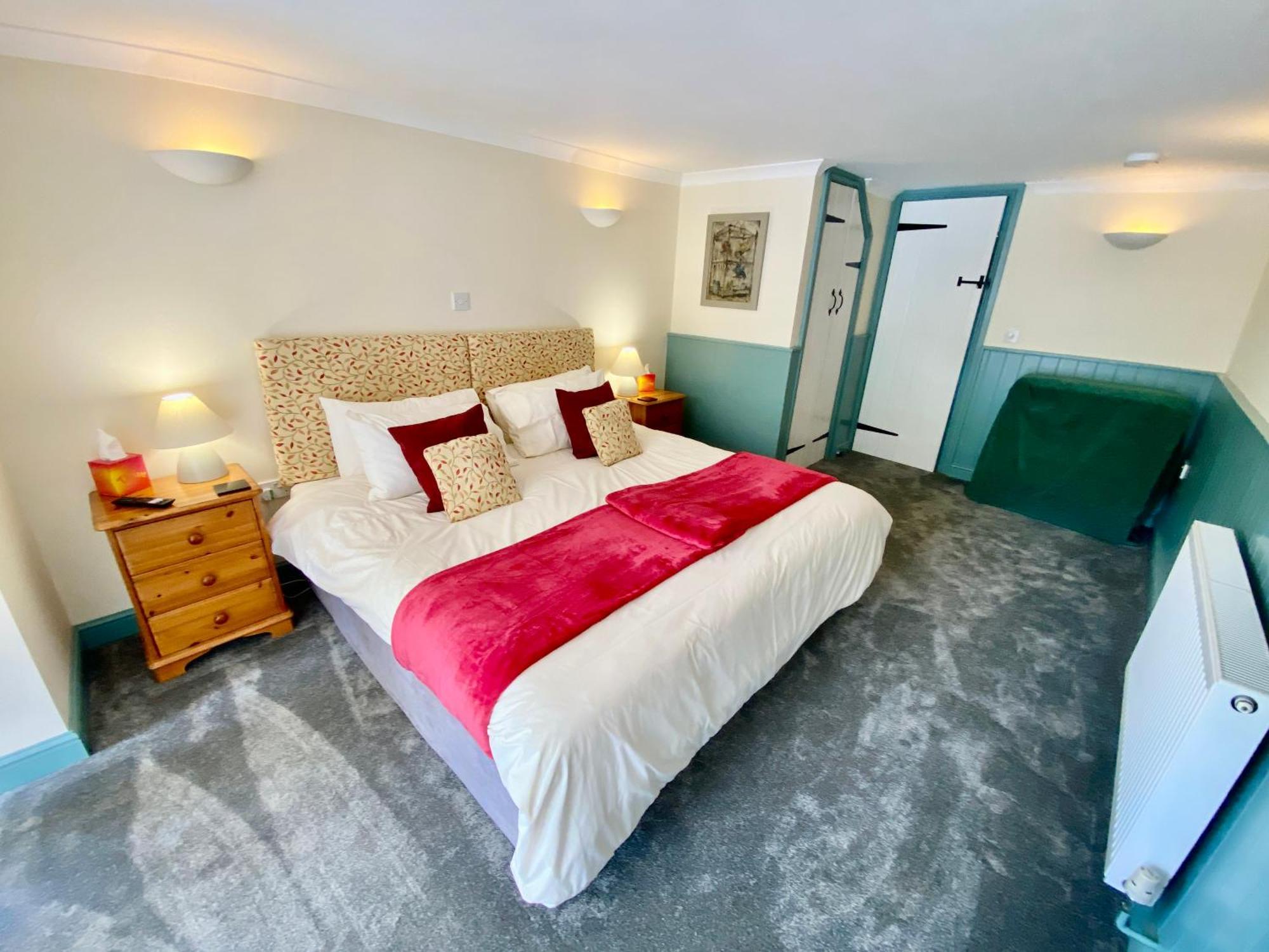 Lynwood House Bed & Breakfast 4*